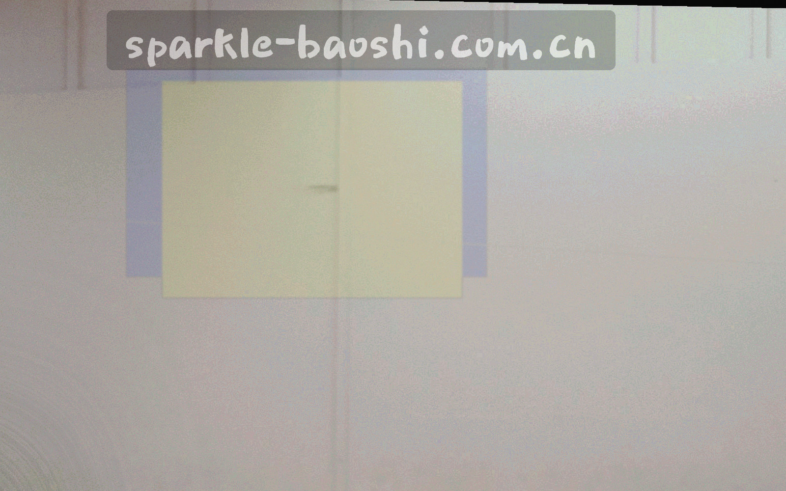 深宝石蓝背景上的多切面宝石微距，琥珀金与青金高光沿棱线折射